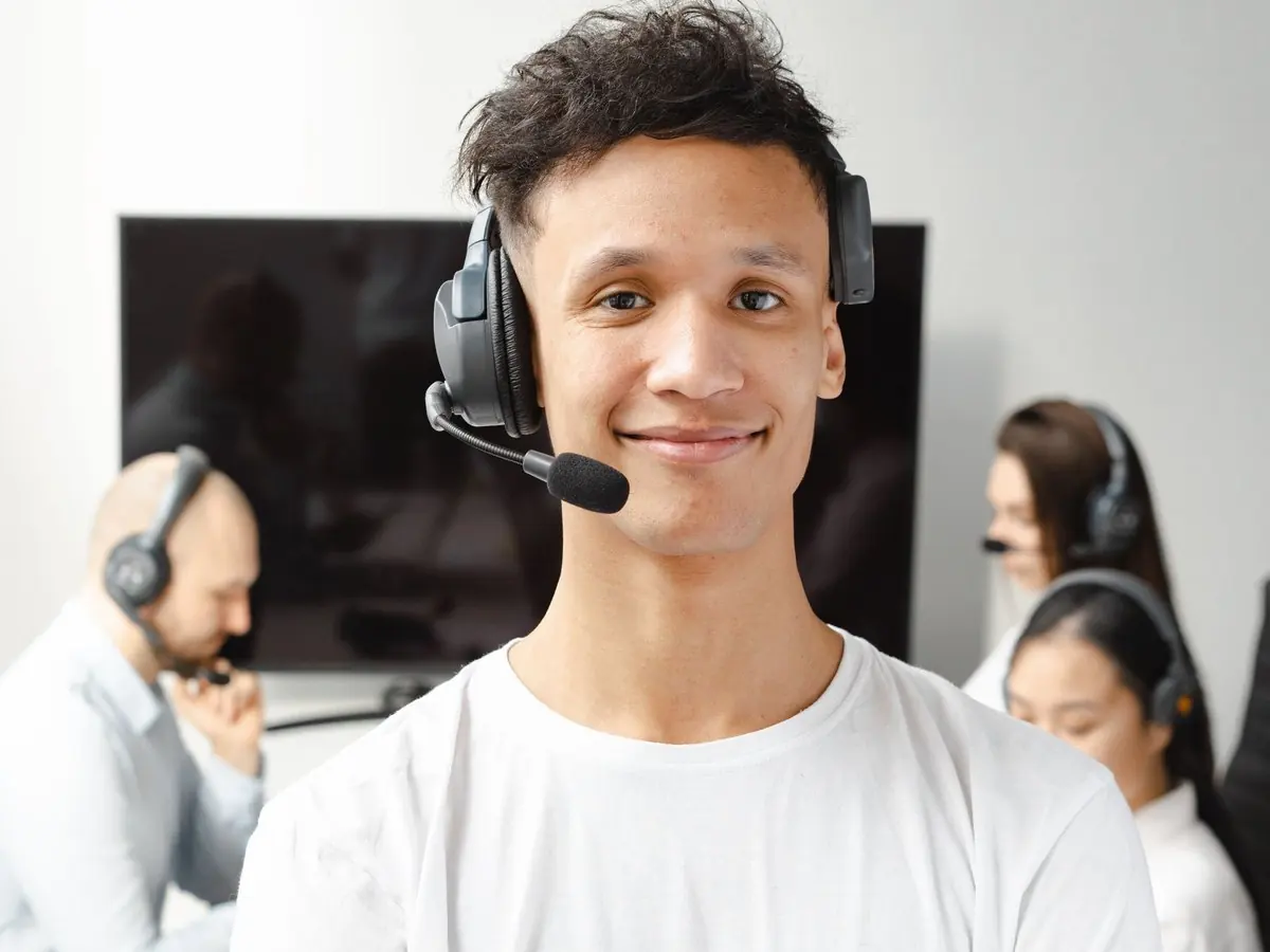 Asesor con auriculares atendiendo una llamada